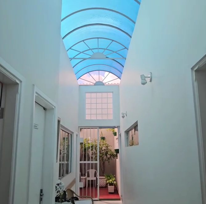 Sala de espera com teto de vidro